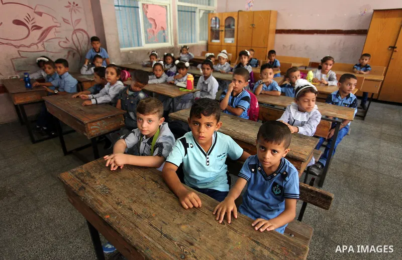 Palestinian schoolchildren attend a lesson in a classroom on the first day of a new school year, at a United Nations-run school in Khan Younis in the southern Gaza Strip August 28, 2016. Photo by Ashraf Amra