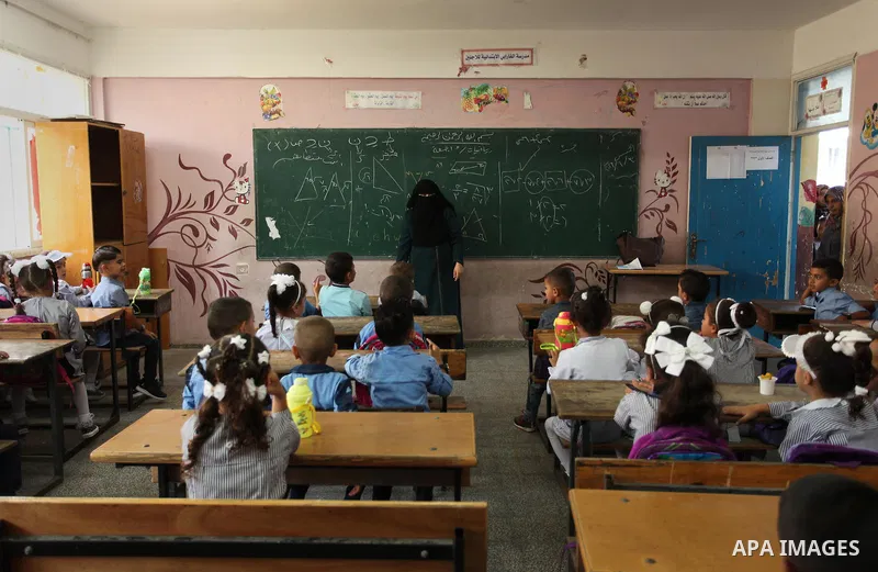 Palestinian schoolchildren attend a lesson in a classroom on the first day of a new school year, at a United Nations-run school in Khan Younis in the southern Gaza Strip August 28, 2016. Photo by Ashraf Amra