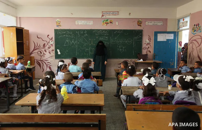 Palestinian schoolchildren attend a lesson in a classroom on the first day of a new school year, at a United Nations-run school in Khan Younis in the southern Gaza Strip August 28, 2016. Photo by Ashraf Amra