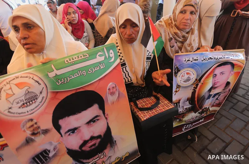 Palestinians take part in a protest demanding release the prisoners in Israeli jails, in front of Red cross office in Gaza city, on August 29, 2016. Photo by Mohammed Asad