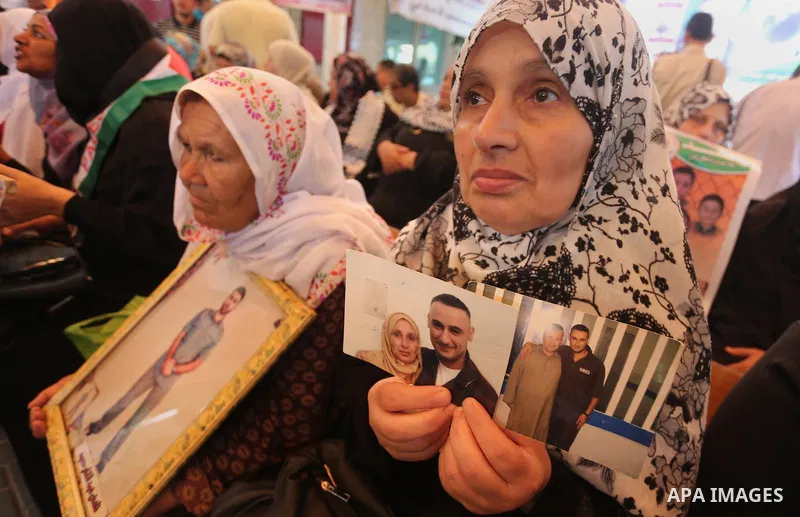 Palestinians take part in a protest demanding release the prisoners in Israeli jails, in front of Red cross office in Gaza city, on August 29, 2016. Photo by Mohammed Asad