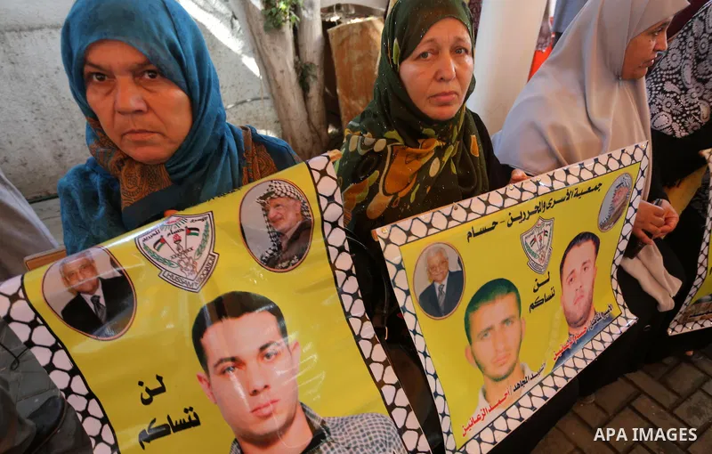 Palestinians take part in a protest demanding release the prisoners in Israeli jails, in front of Red cross office in Gaza city, on August 29, 2016. Photo by Mohammed Asad