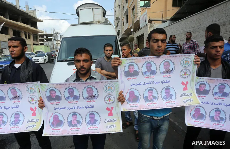Palestinians take part in a protest demanding release the prisoners in Israeli jails, in front of Red cross office in Gaza city, on August 29, 2016. Photo by Mohammed Asad