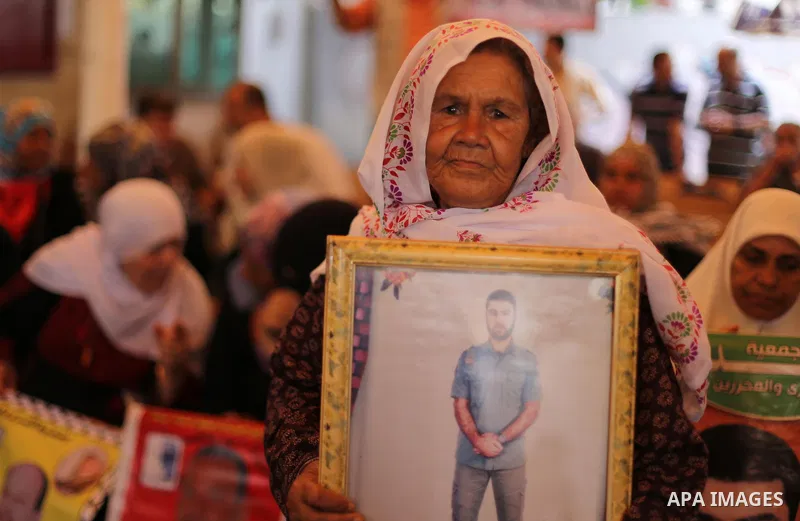 Palestinians take part in a protest demanding release the prisoners in Israeli jails, in front of Red cross office in Gaza city, on August 29, 2016. Photo by Mohammed Asad