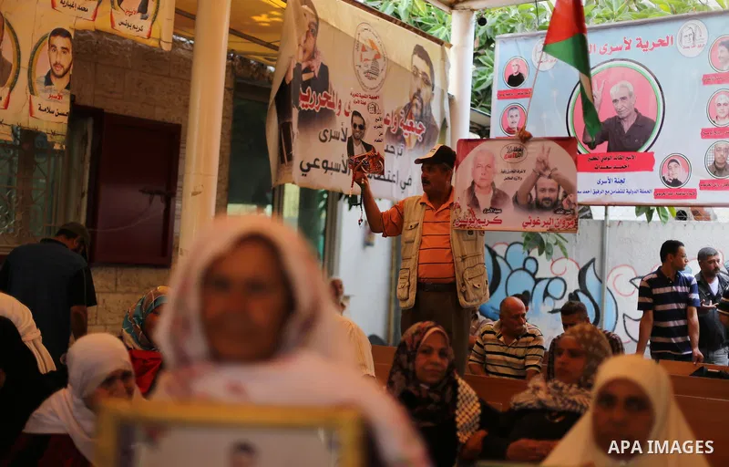 Palestinians take part in a protest demanding release the prisoners in Israeli jails, in front of Red cross office in Gaza city, on August 29, 2016. Photo by Mohammed Asad