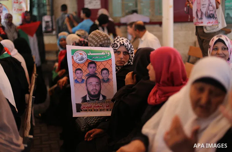 Palestinians take part in a protest demanding release the prisoners in Israeli jails, in front of Red cross office in Gaza city, on August 29, 2016. Photo by Mohammed Asad