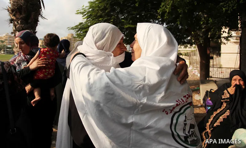 A Palestinian woman bids farewell to her daughter who prepares to leave Gaza for the annual Hajj pilgrimage in Mecca, in Gaza City August 30, 2016. Photo by Ashraf Amra