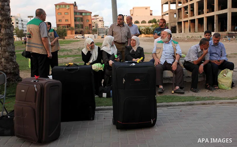 Palestinians wait to leave Gaza for the annual Hajj pilgrimage in Mecca, in Gaza City August 30, 2016. Photo by Ashraf Amra