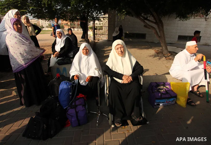 Palestinians wait to leave Gaza for the annual Hajj pilgrimage in Mecca, in Gaza City August 30, 2016. Photo by Ashraf Amra
