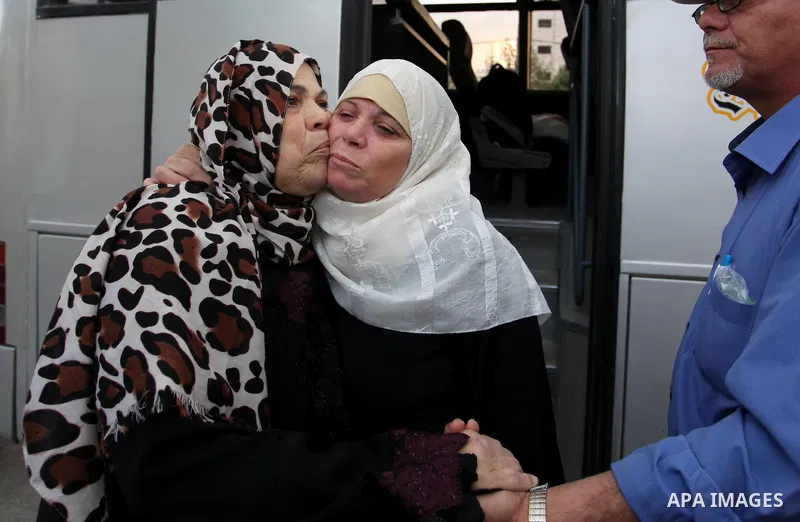 A Palestinian woman bids farewell to her daughter who prepares to leave Gaza for the annual Hajj pilgrimage in Mecca, in Gaza City August 30, 2016. Photo by Ashraf Amra