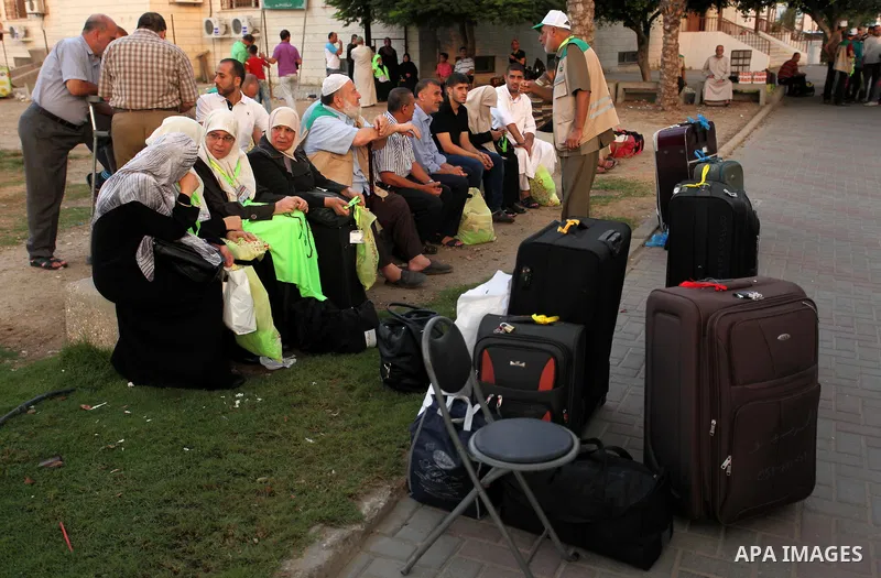 Palestinians wait to leave Gaza for the annual Hajj pilgrimage in Mecca, in Gaza City August 30, 2016. Photo by Ashraf Amra