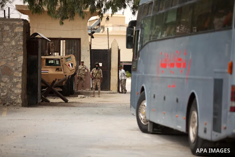 Egyptian soldiers stand guard as the bus of Palestinian Muslim pilgrims leaving the Rafah border crossing between Egypt and the southern Gaza Strip, on August 30, 2016, ahead of her departure to the annual Hajj pilgrimag...