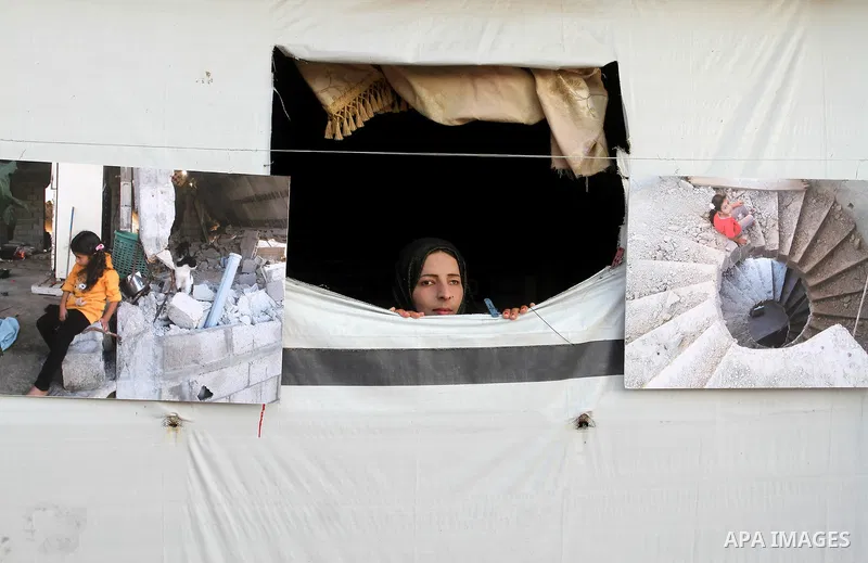 Palestinians attend the photographic exhibition "houses without columns", in Khuza'a, in the east of the town of Khan Younis in southern Gaza Strip, on August 30, 2016. Photo by Abed Rahim Khatib