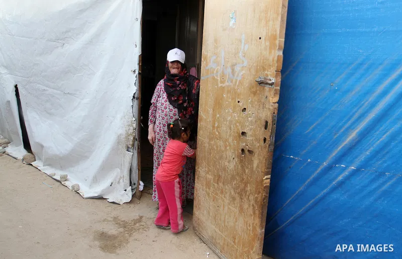 Palestinians attend the photographic exhibition "houses without columns", in Khuza'a, in the east of the town of Khan Younis in southern Gaza Strip, on August 30, 2016. Photo by Abed Rahim Khatib