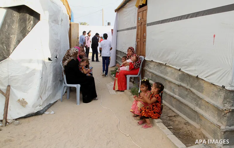 Palestinians attend the photographic exhibition "houses without columns", in Khuza'a, in the east of the town of Khan Younis in southern Gaza Strip, on August 30, 2016. Photo by Abed Rahim Khatib