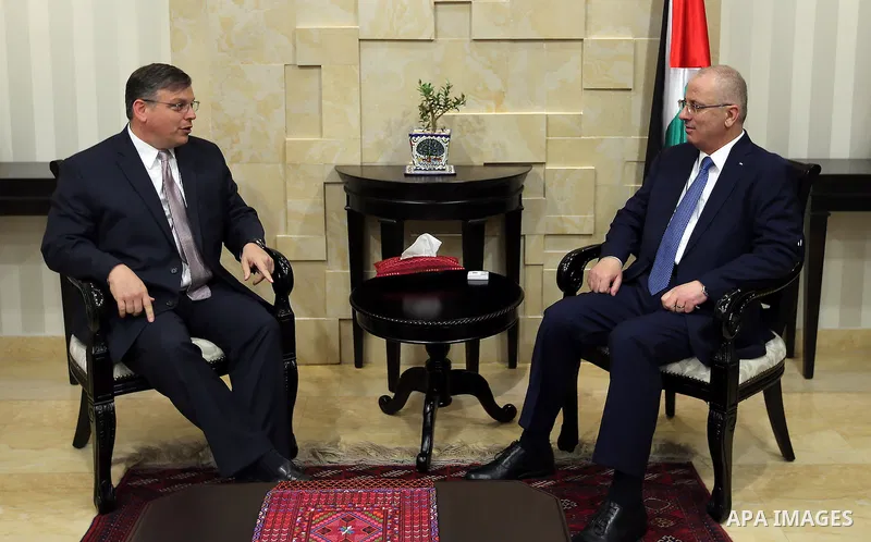 Palestinian Prime Minister, Rami Hamadallah, meets with US Consul in Jerusalem Donald Bloom, in the West Bank city of Ramallah on Aug 31, 2016. Photo by Prime Minister Office