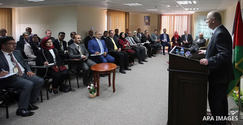 Palestinian Prime Minister, Rami Hamadallah, meets with Members of the first program of Palestinian Leader's Preparation , in the West Bank city of Ramallah on Sep1, 2016. Photo by Prime Minister Office