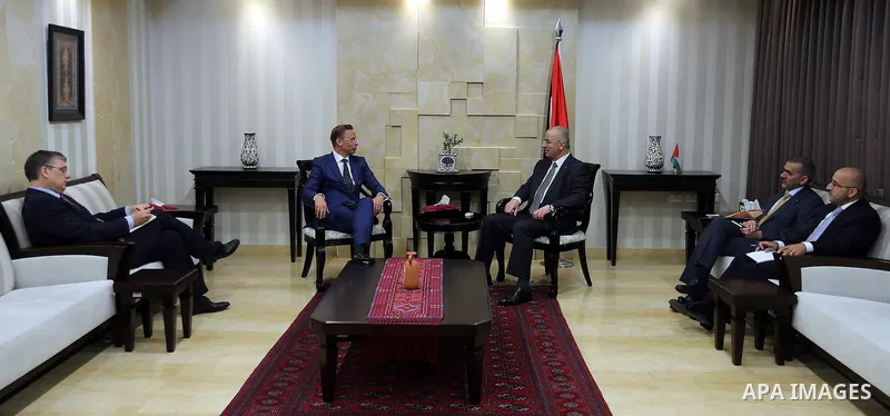 Palestinian Prime Minister, Rami Hamadallah, meets with Dutch MP Han Tin Brook, in the West Bank city of Ramallah on Sept.01, 2016. Photo by Prime Minister Office