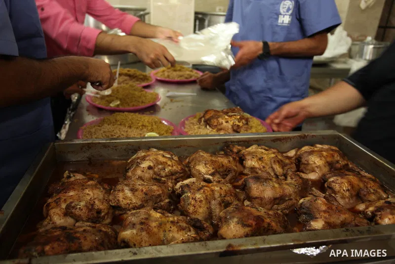 Palestinians prepare meals to be distributed for free for poor families at the kitchen martyrs of the Freedom Flotilla (Mavi Marmara), in Gaza city, on Sept. 01, 2016. Photo by Ashraf Amra