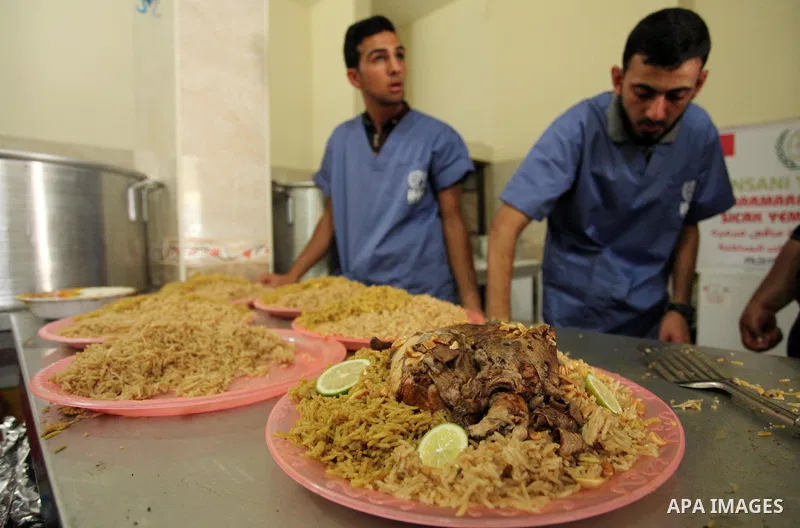 Palestinians prepare meals to be distributed for free for poor families at the kitchen martyrs of the Freedom Flotilla (Mavi Marmara), in Gaza city, on Sept. 01, 2016. Photo by Ashraf Amra