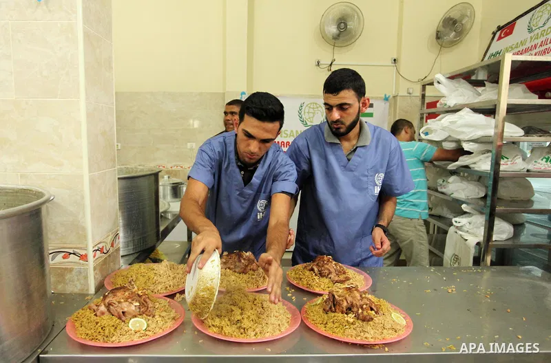 Palestinians prepare meals to be distributed for free for poor families at the kitchen martyrs of the Freedom Flotilla (Mavi Marmara), in Gaza city, on Sept. 01, 2016. Photo by Ashraf Amra