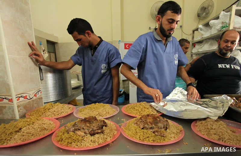 Palestinians prepare meals to be distributed for free for poor families at the kitchen martyrs of the Freedom Flotilla (Mavi Marmara), in Gaza city, on Sept. 01, 2016. Photo by Ashraf Amra