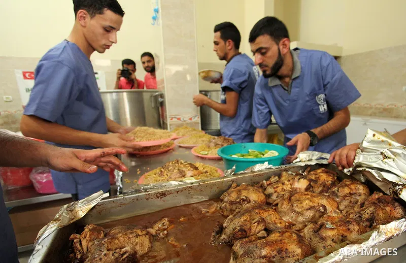 Palestinians prepare meals to be distributed for free for poor families at the kitchen martyrs of the Freedom Flotilla (Mavi Marmara), in Gaza city, on Sept. 01, 2016. Photo by Ashraf Amra