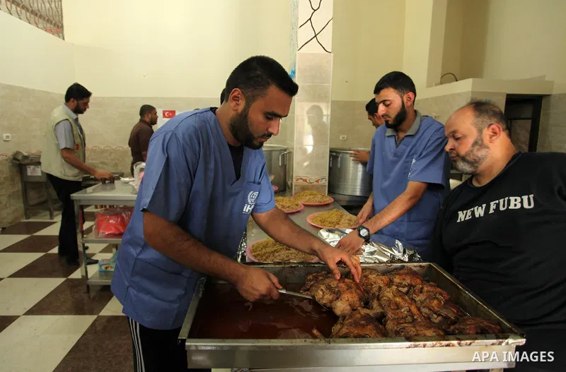Palestinians prepare meals to be distributed for free for poor families at the kitchen martyrs of the Freedom Flotilla (Mavi Marmara), in Gaza city, on Sept. 01, 2016. Photo by Ashraf Amra