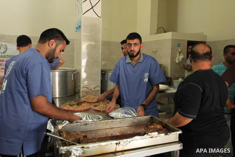 Palestinians prepare meals to be distributed for free for poor families at the kitchen martyrs of the Freedom Flotilla (Mavi Marmara), in Gaza city, on Sept. 01, 2016. Photo by Ashraf Amra