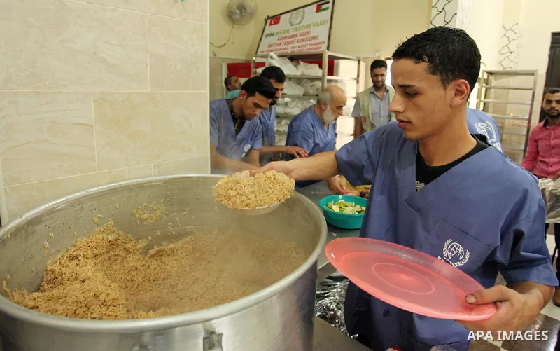 Palestinians prepare meals to be distributed for free for poor families at the kitchen martyrs of the Freedom Flotilla (Mavi Marmara), in Gaza city, on Sept. 01, 2016. Photo by Ashraf Amra