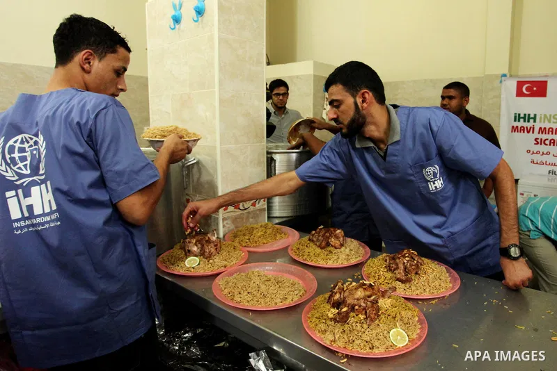 Palestinians prepare meals to be distributed for free for poor families at the kitchen martyrs of the Freedom Flotilla (Mavi Marmara), in Gaza city, on Sept. 01, 2016. Photo by Ashraf Amra