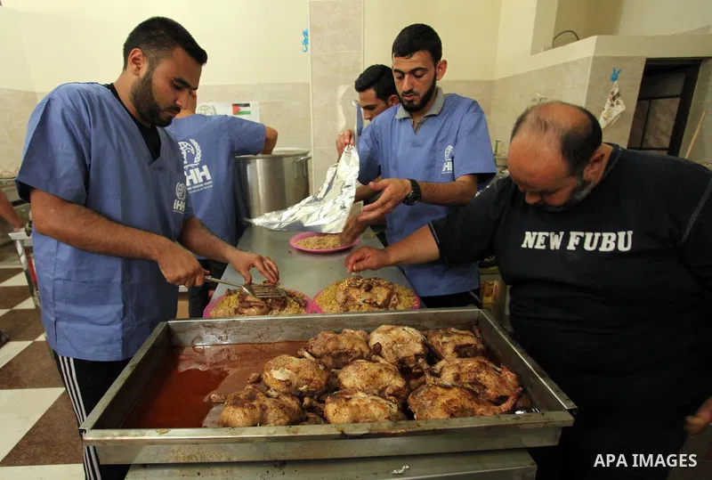 Palestinians prepare meals to be distributed for free for poor families at the kitchen martyrs of the Freedom Flotilla (Mavi Marmara), in Gaza city, on Sept. 01, 2016. Photo by Ashraf Amra