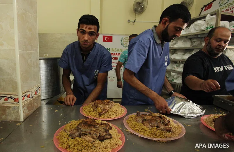 Palestinians prepare meals to be distributed for free for poor families at the kitchen martyrs of the Freedom Flotilla (Mavi Marmara), in Gaza city, on Sept. 01, 2016. Photo by Ashraf Amra