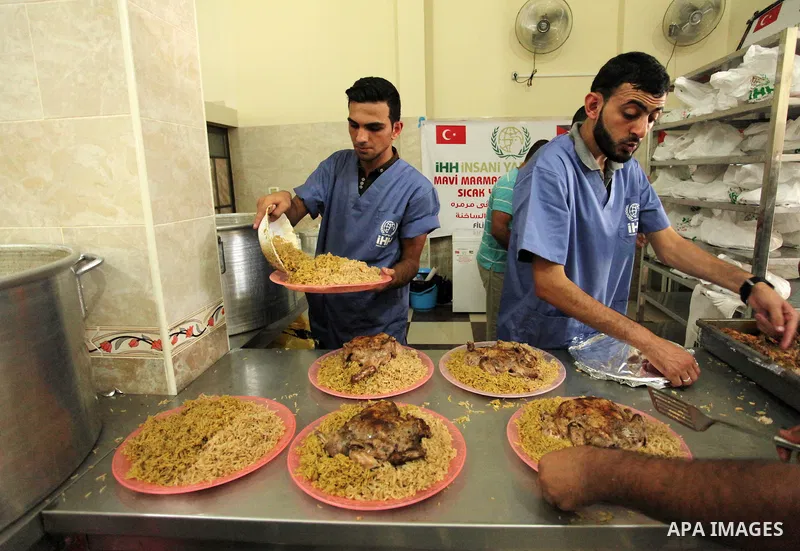 Palestinians prepare meals to be distributed for free for poor families at the kitchen martyrs of the Freedom Flotilla (Mavi Marmara), in Gaza city, on Sept. 01, 2016. Photo by Ashraf Amra