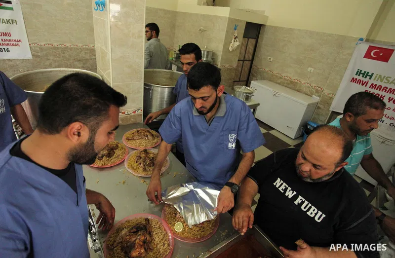 Palestinians prepare meals to be distributed for free for poor families at the kitchen martyrs of the Freedom Flotilla (Mavi Marmara), in Gaza city, on Sept. 01, 2016. Photo by Ashraf Amra