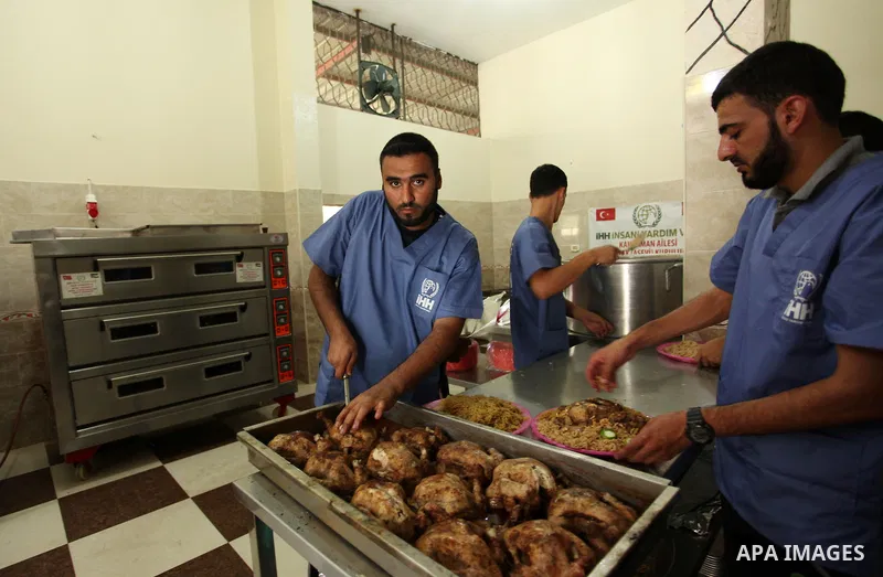Palestinians prepare meals to be distributed for free for poor families at the kitchen martyrs of the Freedom Flotilla (Mavi Marmara), in Gaza city, on Sept. 01, 2016. Photo by Ashraf Amra