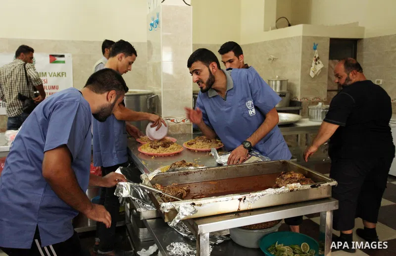 Palestinians prepare meals to be distributed for free for poor families at the kitchen martyrs of the Freedom Flotilla (Mavi Marmara), in Gaza city, on Sept. 01, 2016. Photo by Ashraf Amra