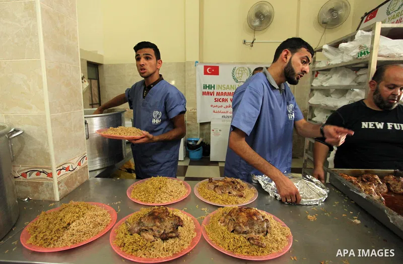 Palestinians prepare meals to be distributed for free for poor families at the kitchen martyrs of the Freedom Flotilla (Mavi Marmara), in Gaza city, on Sept. 01, 2016. Photo by Ashraf Amra