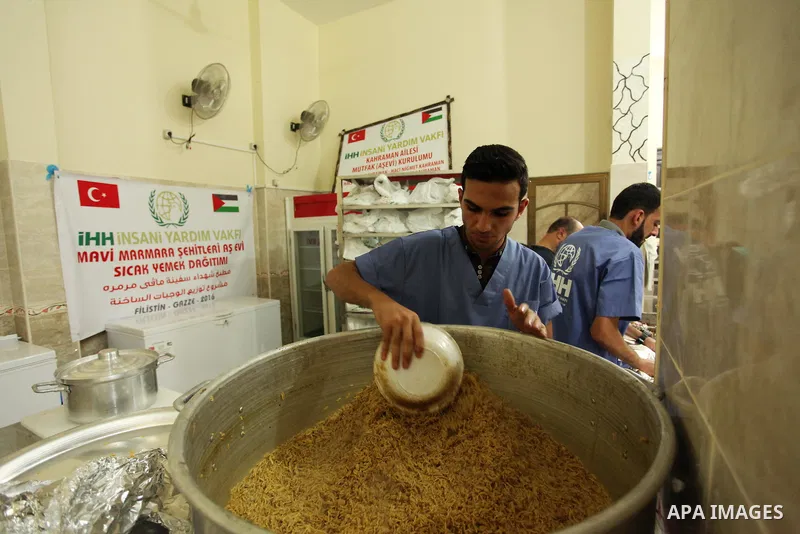 Palestinians prepare meals to be distributed for free for poor families at the kitchen martyrs of the Freedom Flotilla (Mavi Marmara), in Gaza city, on Sept. 01, 2016. Photo by Ashraf Amra