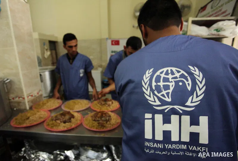 Palestinians prepare meals to be distributed for free for poor families at the kitchen martyrs of the Freedom Flotilla (Mavi Marmara), in Gaza city, on Sept. 01, 2016. Photo by Ashraf Amra