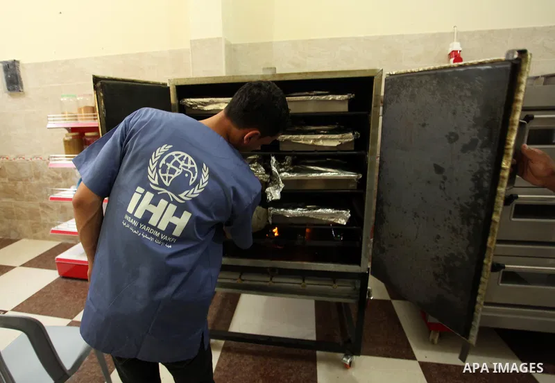 Palestinians prepare meals to be distributed for free for poor families at the kitchen martyrs of the Freedom Flotilla (Mavi Marmara), in Gaza city, on Sept. 01, 2016. Photo by Ashraf Amra