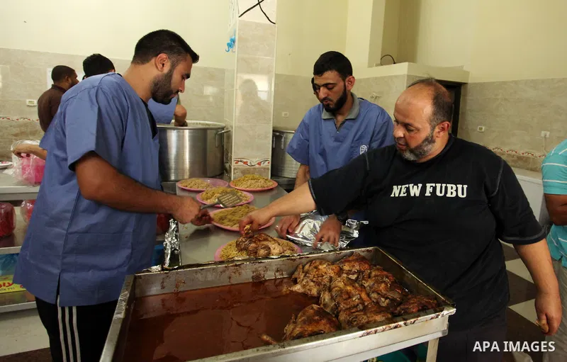 Palestinians prepare meals to be distributed for free for poor families at the kitchen martyrs of the Freedom Flotilla (Mavi Marmara), in Gaza city, on Sept. 01, 2016. Photo by Ashraf Amra