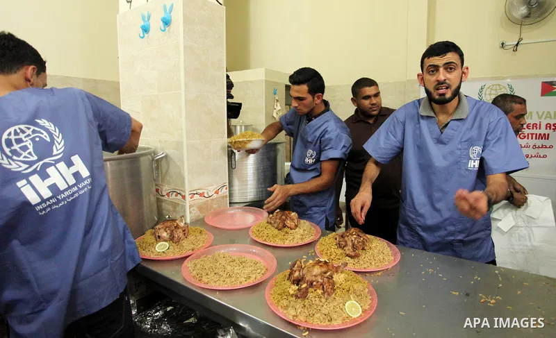 Palestinians prepare meals to be distributed for free for poor families at the kitchen martyrs of the Freedom Flotilla (Mavi Marmara), in Gaza city, on Sept. 01, 2016. Photo by Ashraf Amra