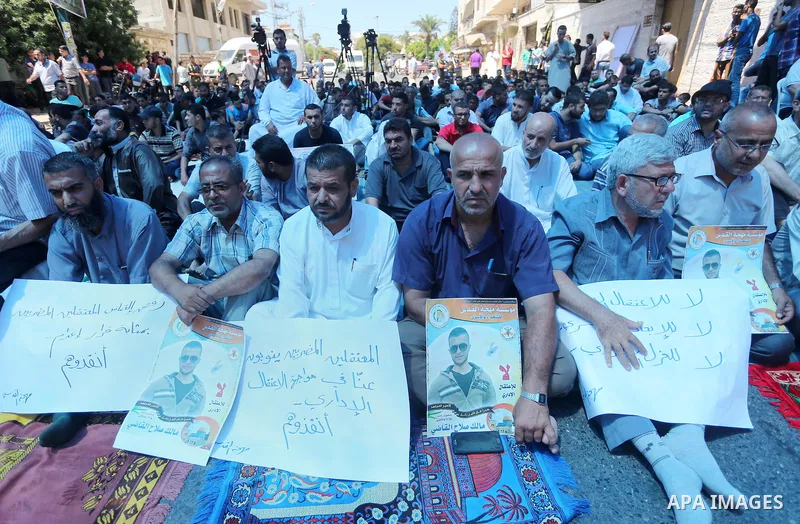 Palestinian supporters of the Islamic Jihad Movement attend Friday prayers to show solidarity with Palestinian prisoners in Israeli Jails, in front of Red cross office in Gaza city, on Sep. 02, 2016. Photo by Mohammed As...