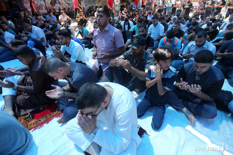 Palestinian supporters of the Islamic Jihad Movement attend Friday prayers to show solidarity with Palestinian prisoners in Israeli Jails, in front of Red cross office in Gaza city, on Sep. 02, 2016. Photo by Mohammed As...
