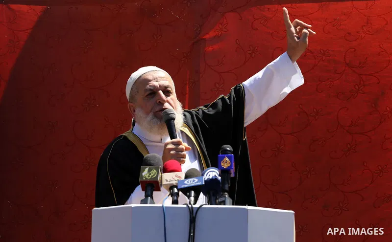 Senior Islamic Jihad leader Nafez Azzam gives a speech during Friday prayers to show solidarity with Palestinian prisoners in Israeli Jails, in front of Red cross office in Gaza city, on Sep. 02, 2016. Photo by Mohammed...