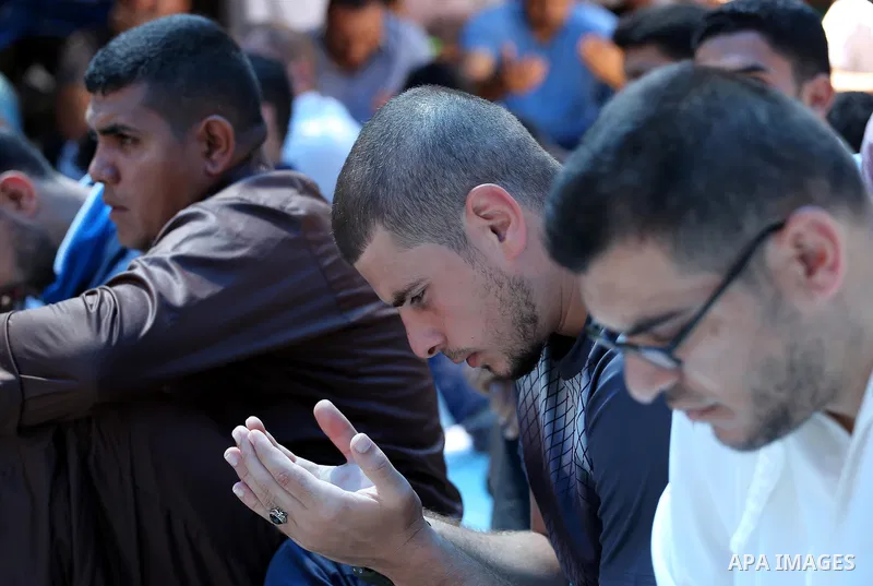 Palestinian supporters of the Islamic Jihad Movement attend Friday prayers to show solidarity with Palestinian prisoners in Israeli Jails, in front of Red cross office in Gaza city, on Sep. 02, 2016. Photo by Mohammed As...