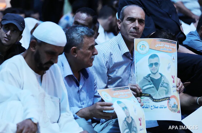 Palestinian supporters of the Islamic Jihad Movement attend Friday prayers to show solidarity with Palestinian prisoners in Israeli Jails, in front of Red cross office in Gaza city, on Sep. 02, 2016. Photo by Mohammed As...
