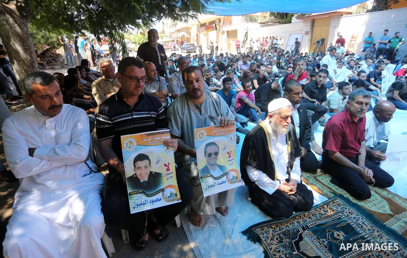 Palestinian supporters of the Islamic Jihad Movement attend Friday prayers to show solidarity with Palestinian prisoners in Israeli Jails, in front of Red cross office in Gaza city, on Sep. 02, 2016. Photo by Mohammed As...