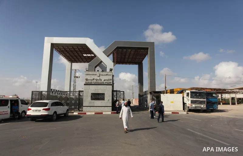 Palestinians wait for travel permits to cross into Egypt through the Rafah border crossing after it was opened by Egyptian authorities, in the southern Gaza Strip September 3, 2016. Photo by Ashraf Amra